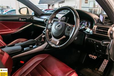 2013 Lexus IS 300h - Thumbnail