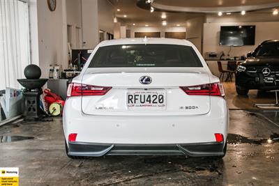 2013 Lexus IS 300h - Thumbnail