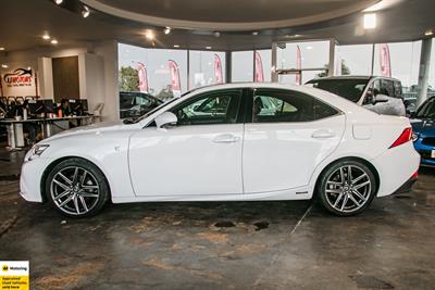 2013 Lexus IS 300h - Thumbnail