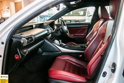 2013 Lexus IS 300h - Thumbnail
