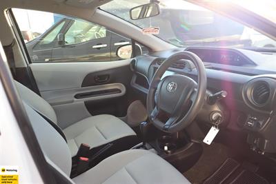 2014 Toyota Aqua - Thumbnail