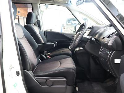 2016 Nissan Serena - Thumbnail