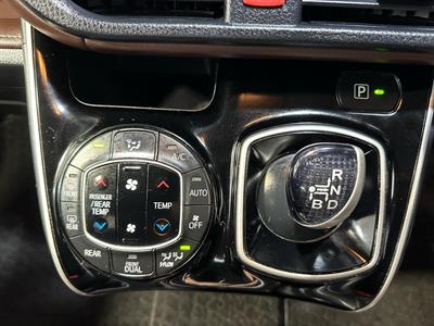 2015 Toyota Esquire - Thumbnail