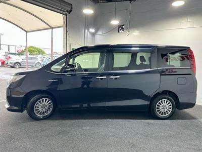 2015 Toyota Esquire - Thumbnail
