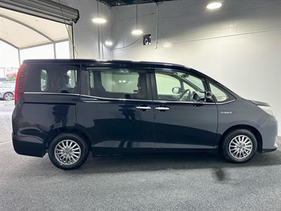 2015 Toyota Esquire - Thumbnail