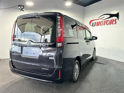 2015 Toyota Esquire - Thumbnail