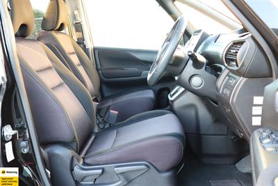 2017 Nissan Serena - Thumbnail