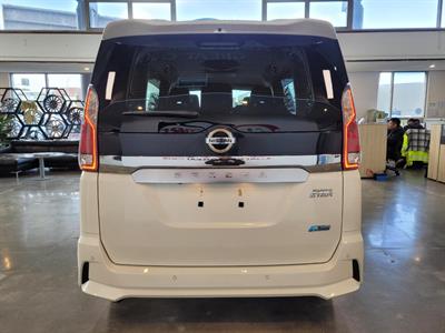 2018 Nissan Serena - Thumbnail