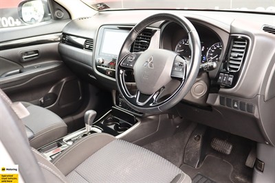 2022 Mitsubishi Outlander - Thumbnail