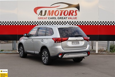 2022 Mitsubishi Outlander - Thumbnail