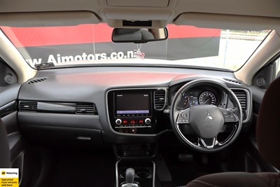 2022 Mitsubishi Outlander - Thumbnail