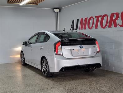 2013 Toyota Prius - Thumbnail