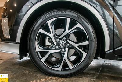 2017 Toyota C-HR - Thumbnail
