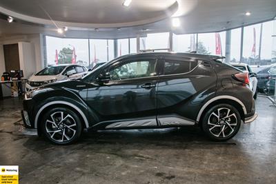 2017 Toyota C-HR - Thumbnail