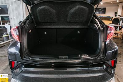 2017 Toyota C-HR - Thumbnail
