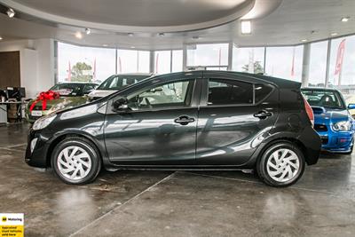 2015 Toyota Aqua - Thumbnail