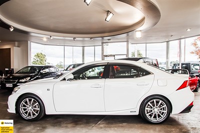 2013 Lexus IS 300h - Thumbnail