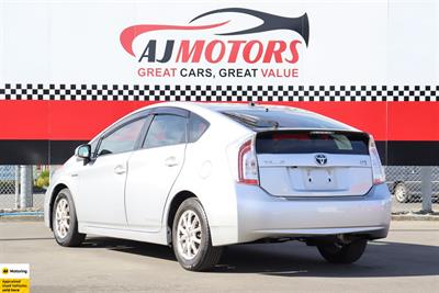 2014 Toyota Prius - Thumbnail