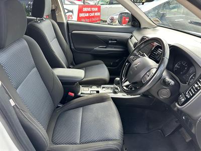 2017 Mitsubishi Outlander - Thumbnail