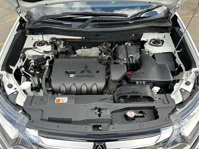 2017 Mitsubishi Outlander - Thumbnail