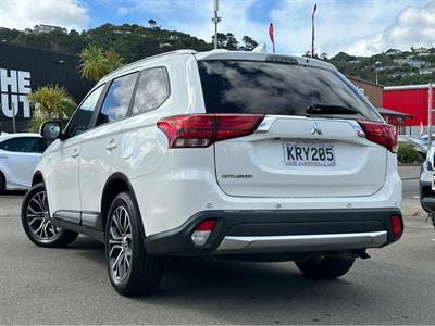 2017 Mitsubishi Outlander - Thumbnail