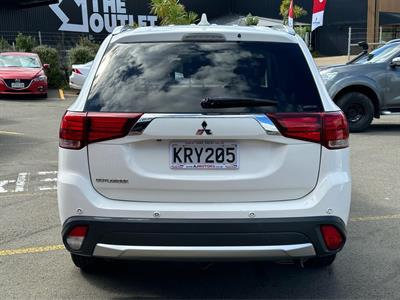 2017 Mitsubishi Outlander - Thumbnail