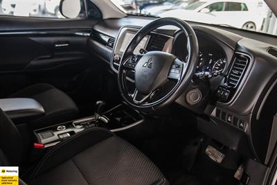 2020 Mitsubishi Outlander - Thumbnail