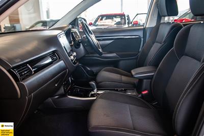 2020 Mitsubishi Outlander - Thumbnail