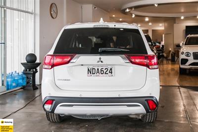 2020 Mitsubishi Outlander - Thumbnail