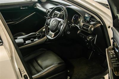 2013 Lexus IS300h - Thumbnail