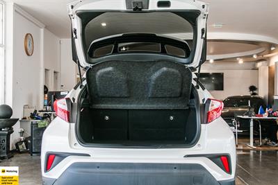 2017 Toyota C-HR - Thumbnail