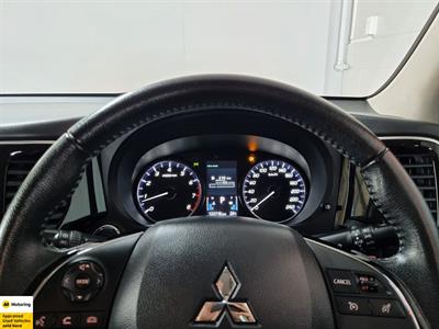 2022 Mitsubishi Outlander - Thumbnail