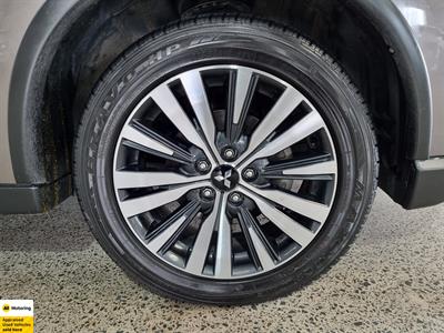 2022 Mitsubishi Outlander - Thumbnail