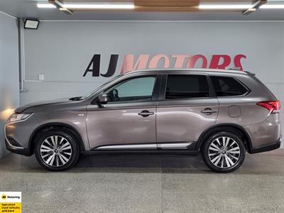 2022 Mitsubishi Outlander - Thumbnail