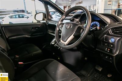 2014 Toyota Noah - Thumbnail