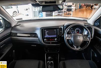 2020 Mitsubishi Outlander - Thumbnail