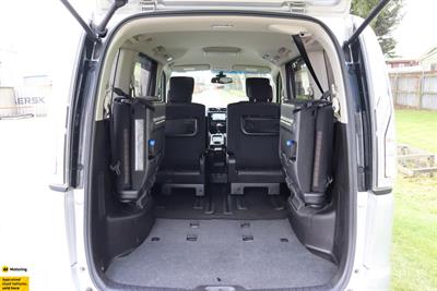 2015 Nissan Serena - Thumbnail