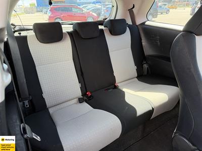 2012 Toyota Yaris - Thumbnail