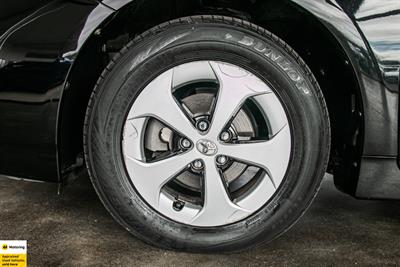 2014 Toyota Prius - Thumbnail