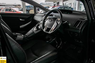 2014 Toyota Prius - Thumbnail