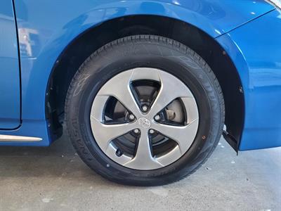 2014 Toyota Prius - Thumbnail