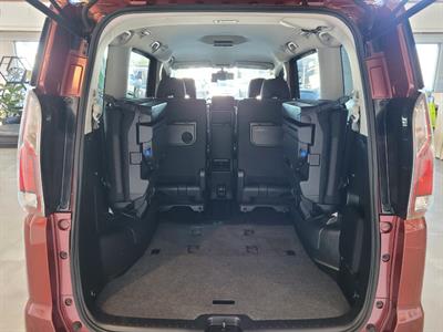 2017 Nissan Serena - Thumbnail