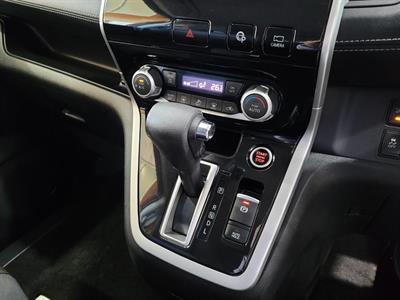 2017 Nissan Serena - Thumbnail