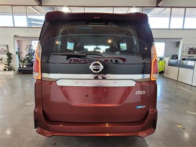 2017 Nissan Serena - Thumbnail