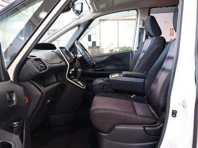 2016 Nissan Serena - Thumbnail