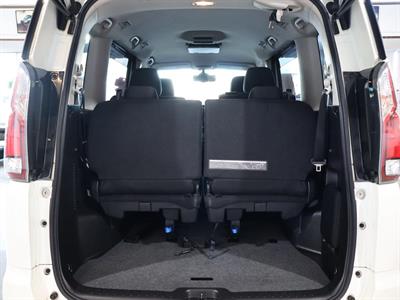 2016 Nissan Serena - Thumbnail
