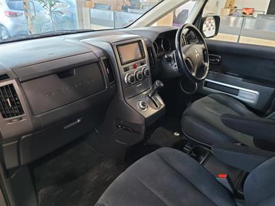 2014 Mitsubishi Delica - Thumbnail