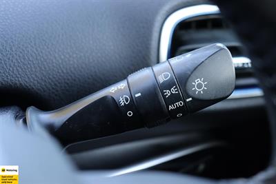 2016 Toyota Prius - Thumbnail