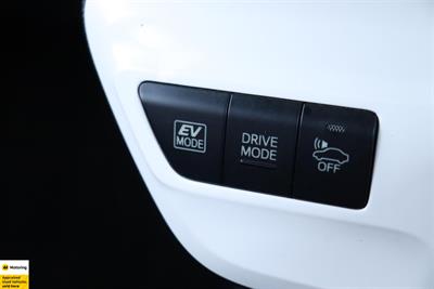 2016 Toyota Prius - Thumbnail