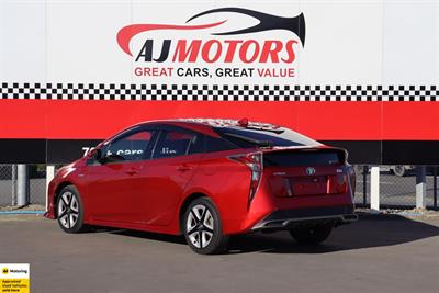 2016 Toyota Prius - Thumbnail